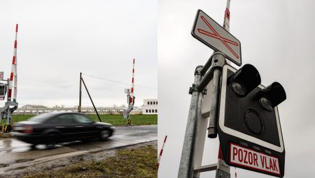 Auto prechádza cez železničné priecestie a signalizácia.