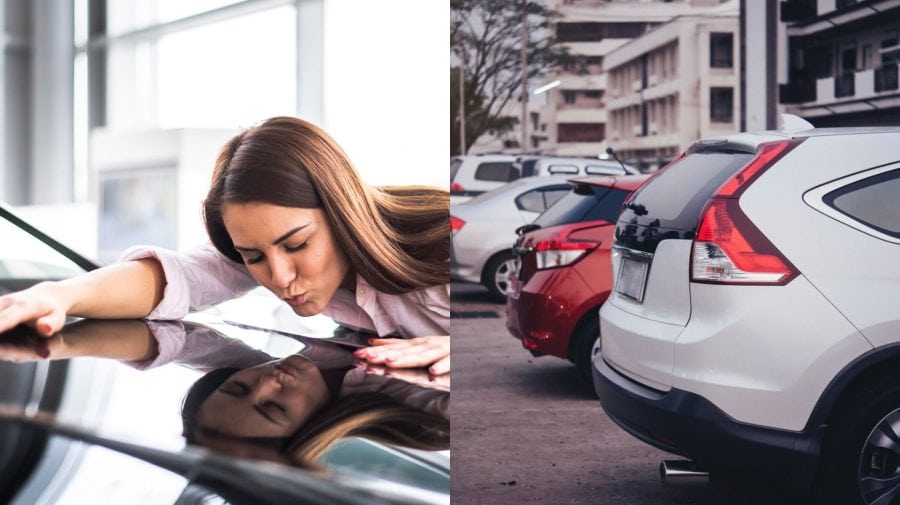 Žena bozkáva auto a zaparkované autá.