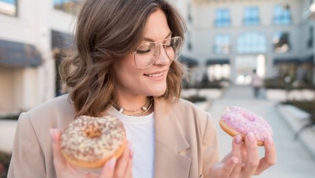 Žena s donutmi