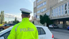 Policajt zo stredného Slovenska sa pobil v bare. Mužovi mal zlomiť čeľusť, čelí obvineniu