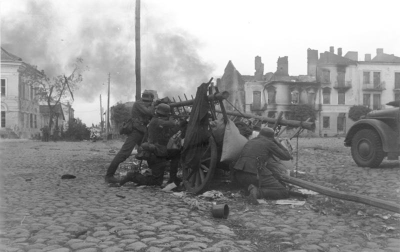 Bundesarchiv_Bild_101I-012-0037-23A,_Polen,_Straßenkampf,_Infanterie