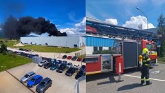 Na snímke horiaca výrobná hala v Sučanoch a hasičské auto vedľa.