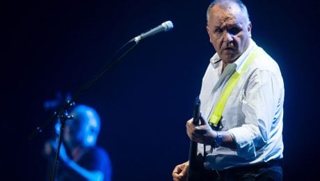 Líder kapely Elán Jožo Ráž hrá na gitare.