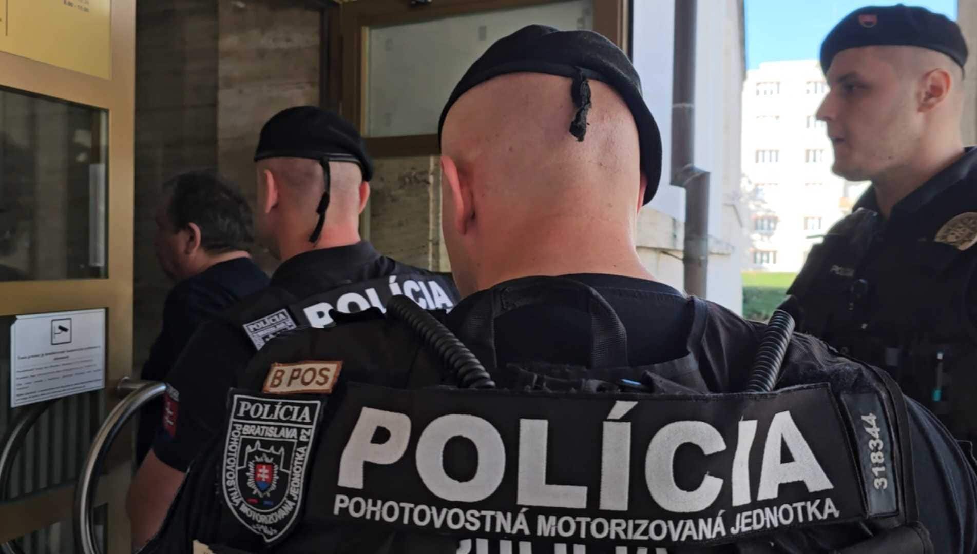 Policajná eskorta priviedla do budovy súdu v Bratislave záchranára, ktorý mal uniesť a zneužiť študentku Soňu. 