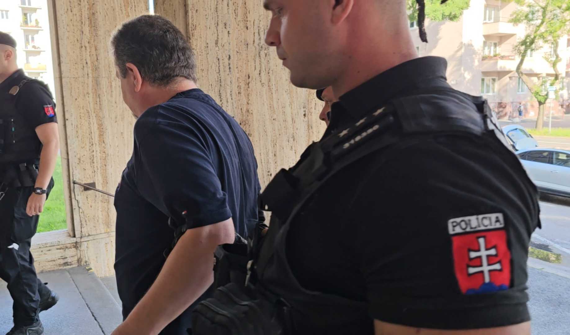 Policajná eskorta priviedla do budovy súdu v Bratislave záchranára, ktorý mal uniesť a zneužiť študentku Soňu. 