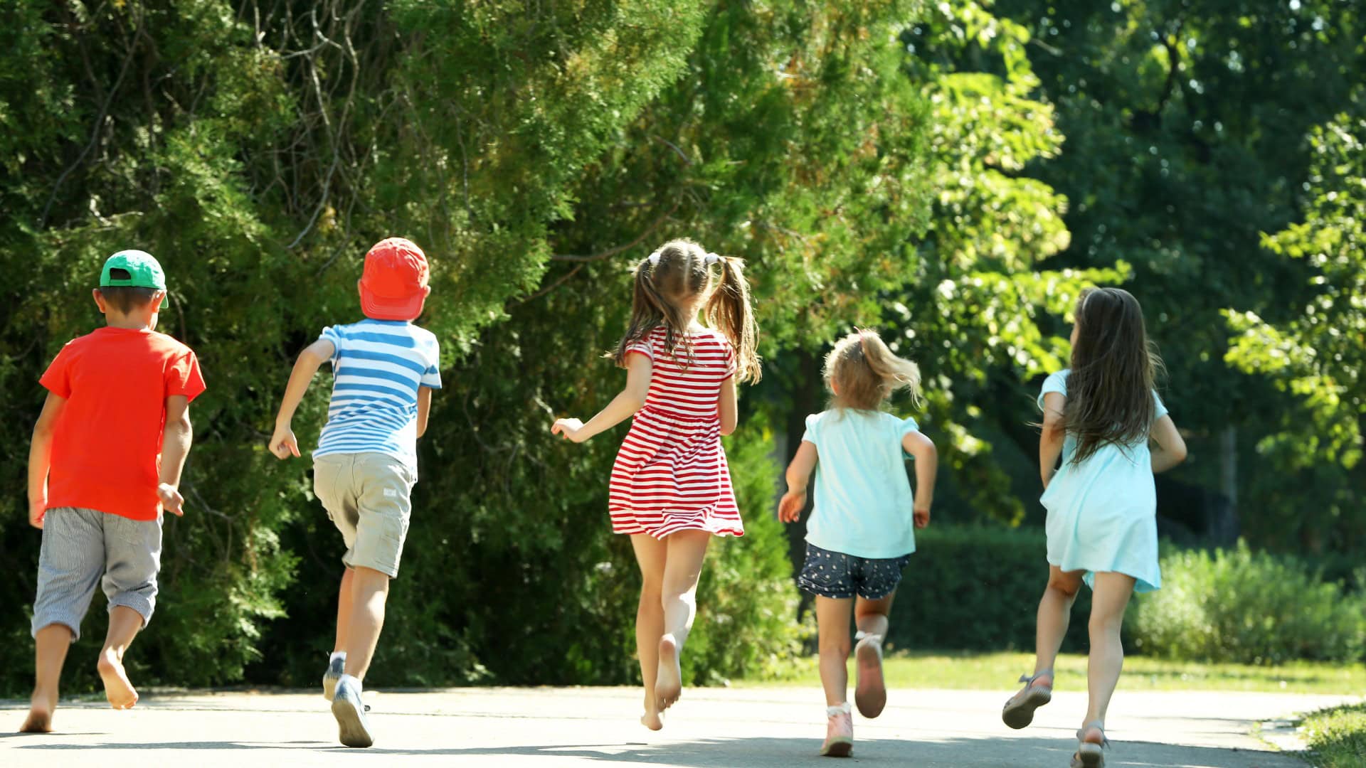 deti utekajú v parku