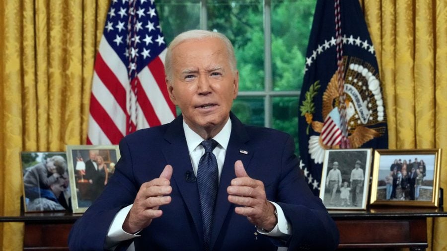 Na snímke prezident USA Joe Biden v oválnej pracovni v Bielom dome.