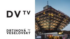 Logo DVTV a osvetlená budova Slovenského rozhlasu RTVS.