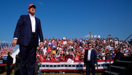 Na snímke bývalý americký prezident Donald Trump pred mítingom, na ktorom na neho vystrelili.