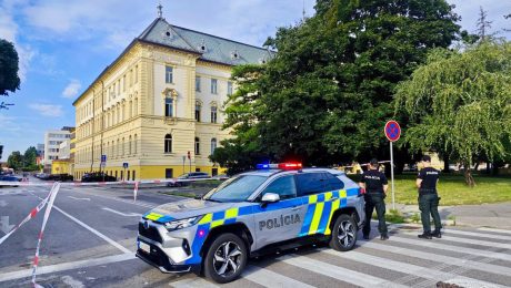 Polícia zasahovala na viacerých školách.