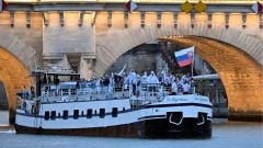 Slovenskí športovci sa vezú na lodi po rieke Seina počas otváracieho ceremoniálu letných olympijských hier v Paríži