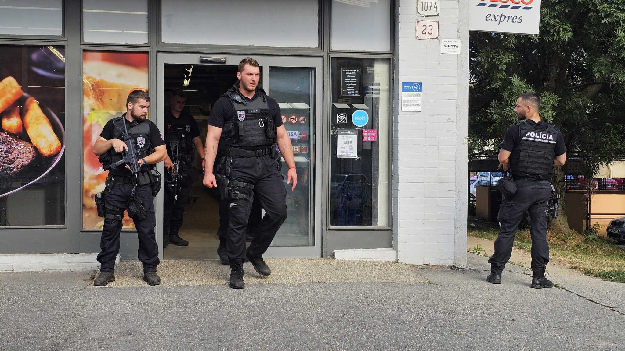 Streľba v Bratislave: Desiatky policajtov so samopalmi prehľadávajú okolie (FOTO)