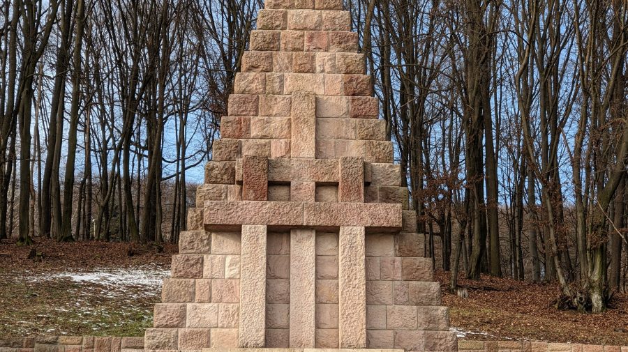 Banská_Bystrica-Kremnička_-_Monument_to_the_Victims_of_Massacre_in_1944-1945_II