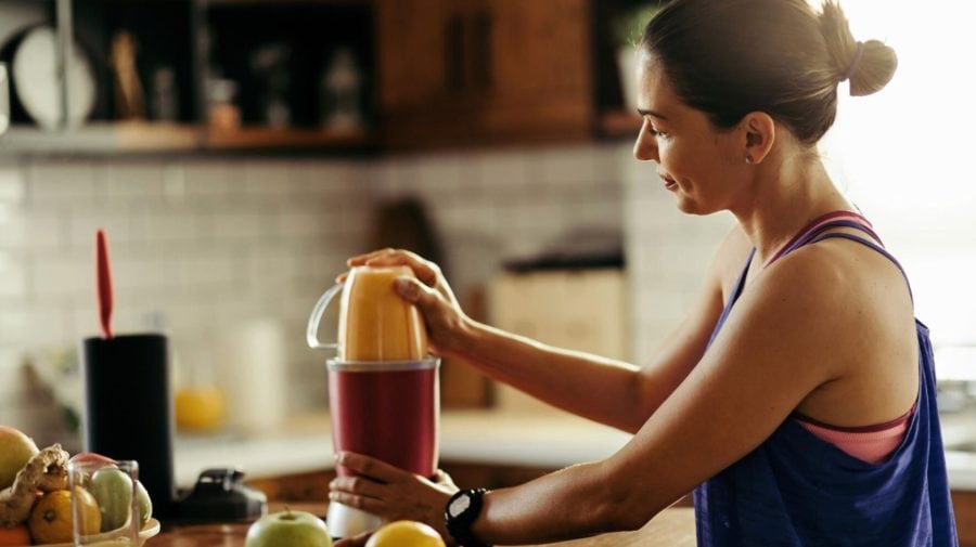 Žena si pripravuje smoothie.