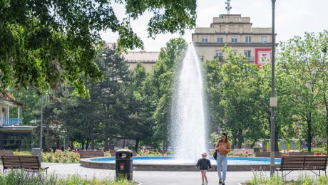 Na snímke fontána v zrevitalizovanom parku, ktorý oficiálne otvorili na Račianskom mýte v Bratislave