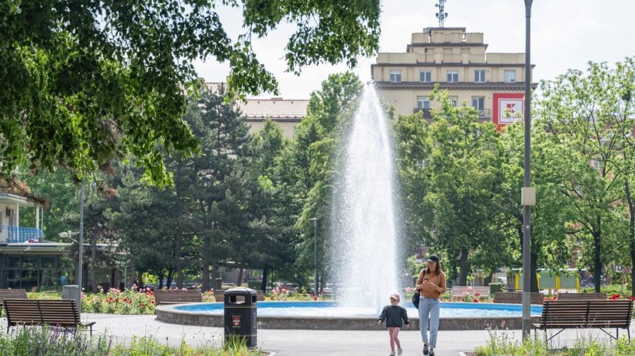 Na snímke fontána v zrevitalizovanom parku, ktorý oficiálne otvorili na Račianskom mýte v Bratislave