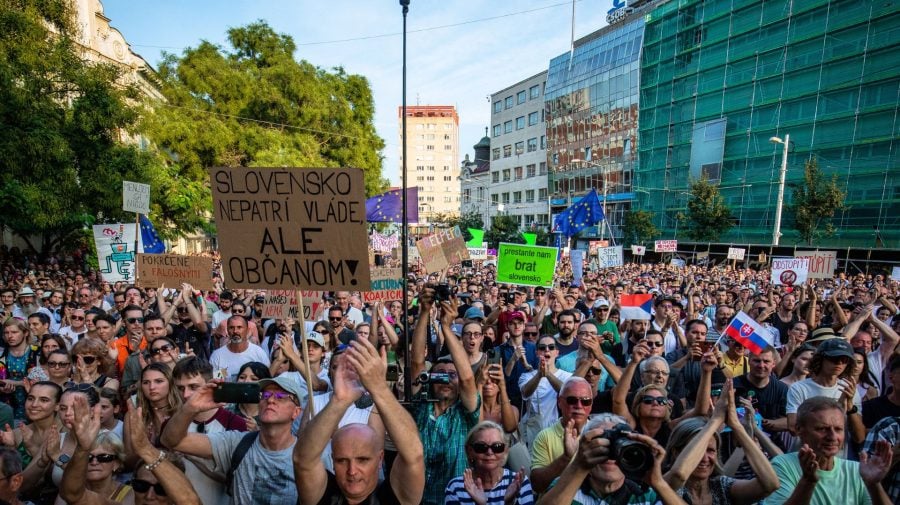 Na snímke opozičný protest proti ministerke Martine Šimkovičovej.