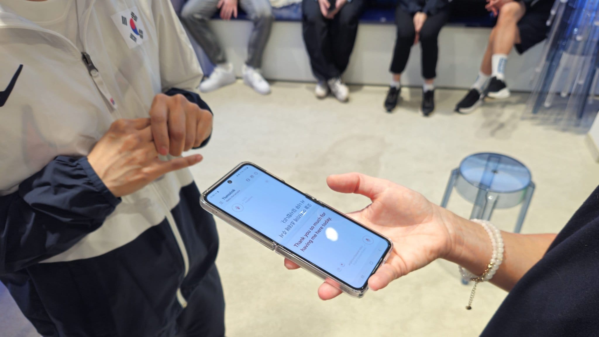 4_FULL_Zuzana Mravík Zelenická (right) uses Samsung’s Interpreter to thank Hee-jin Kim (left) in Korean language-min