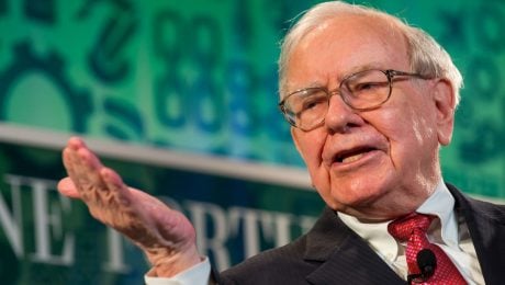 Warren Buffett pri prejave.