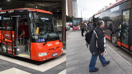 Muž nastupuje do autobusu