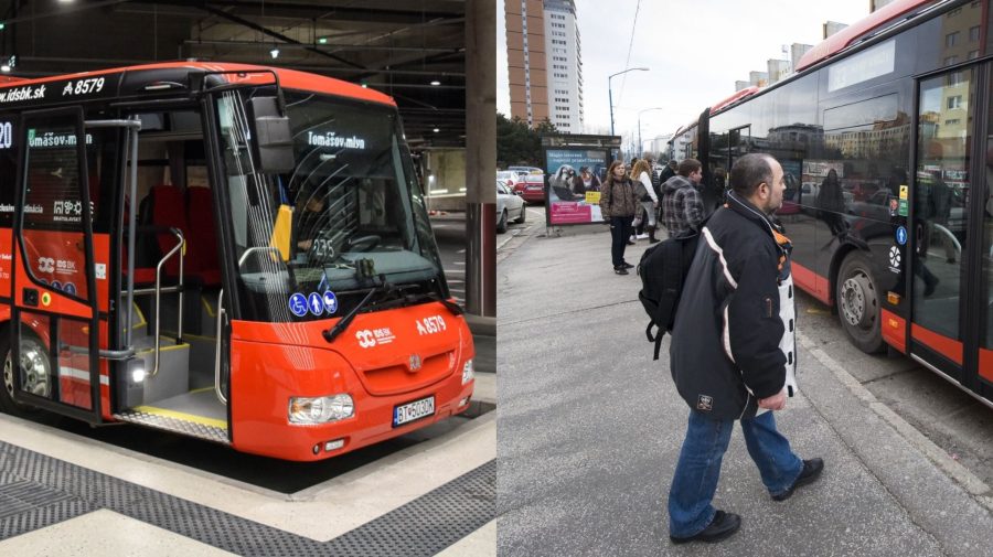 Muž nastupuje do autobusu