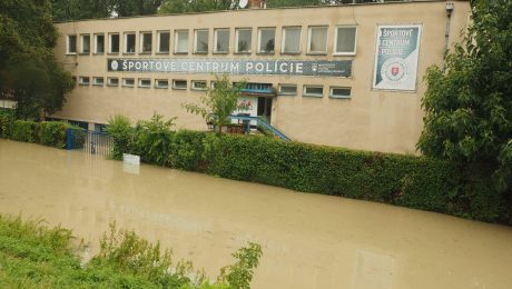 Na snímke zaplavené športové centrum polície v Bratislave.