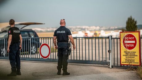 Policajti na letisku v Nitre.