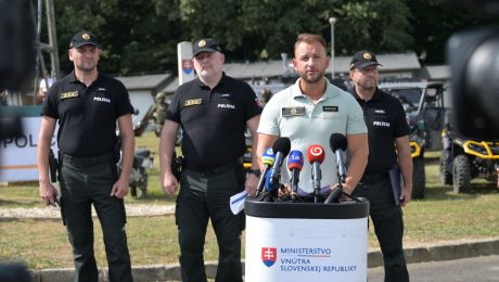 Na snímke zľava viceprezident Policajného zboru (PZ) SR Ivan Hapšták, prezident Policajného zboru SR Ľubomír Solák, minister vnútra SR Matúš Šutaj Eštok (Hlas-SD) a riaditeľ Úradu hraničnej a cudzineckej polície Ján Dudáš.