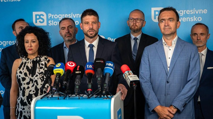 Na snímke predseda PS Michal Šimečka, poslankyňa Zora Jaurová, Tomáš Valášek, Peter Bátor a Ľudovíť Ódor.