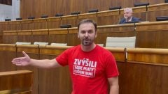 Na snímke poslanec Michal Šipoš v pozadí s podpredsedom parlamentu Tiborom Gašparom.