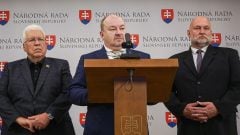 Na snímke poslanci Národnej koalície/Nezávislí kandidáti Ivan Ševčík, Rudolf Huliak a Pavel Ľupták.