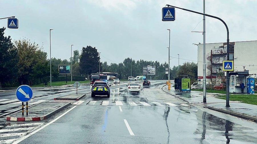 Polícia zrazila chodkyňu na priechode pre chodcov