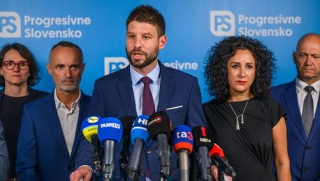 Na snímke poslanci PS Michal Šimečka (v strede) po jeho ľavici Tomáš Valášek, po pravici Zora Jaurová a Jaroslav Spišiak.