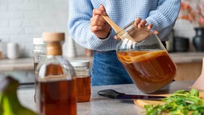 Kombucha mi zachránila zdravie: Odkedy ju pijem, nepoznám bolesť brucha a nadúvanie (NÁVOD NA VÝROBU)