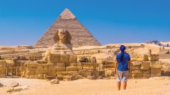 Muž je v Egypte a pozerá sa na pyramídu