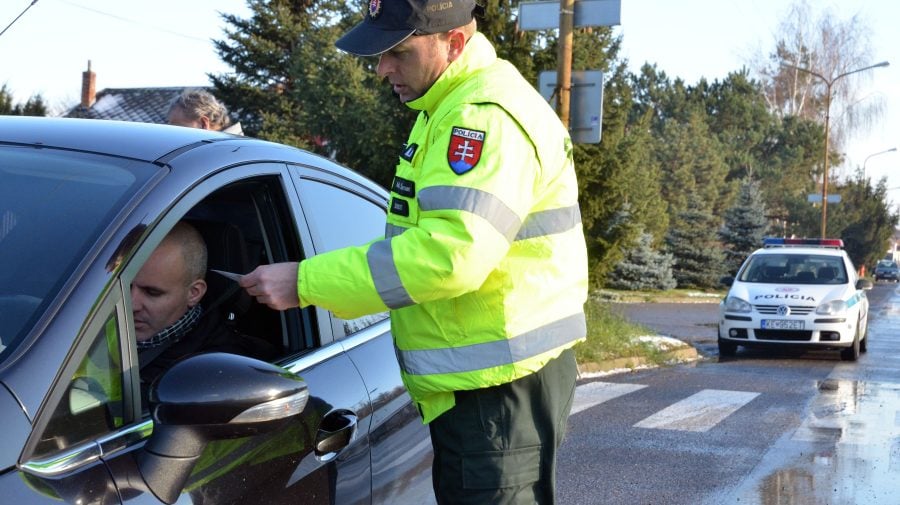 polícia dáva pokutu