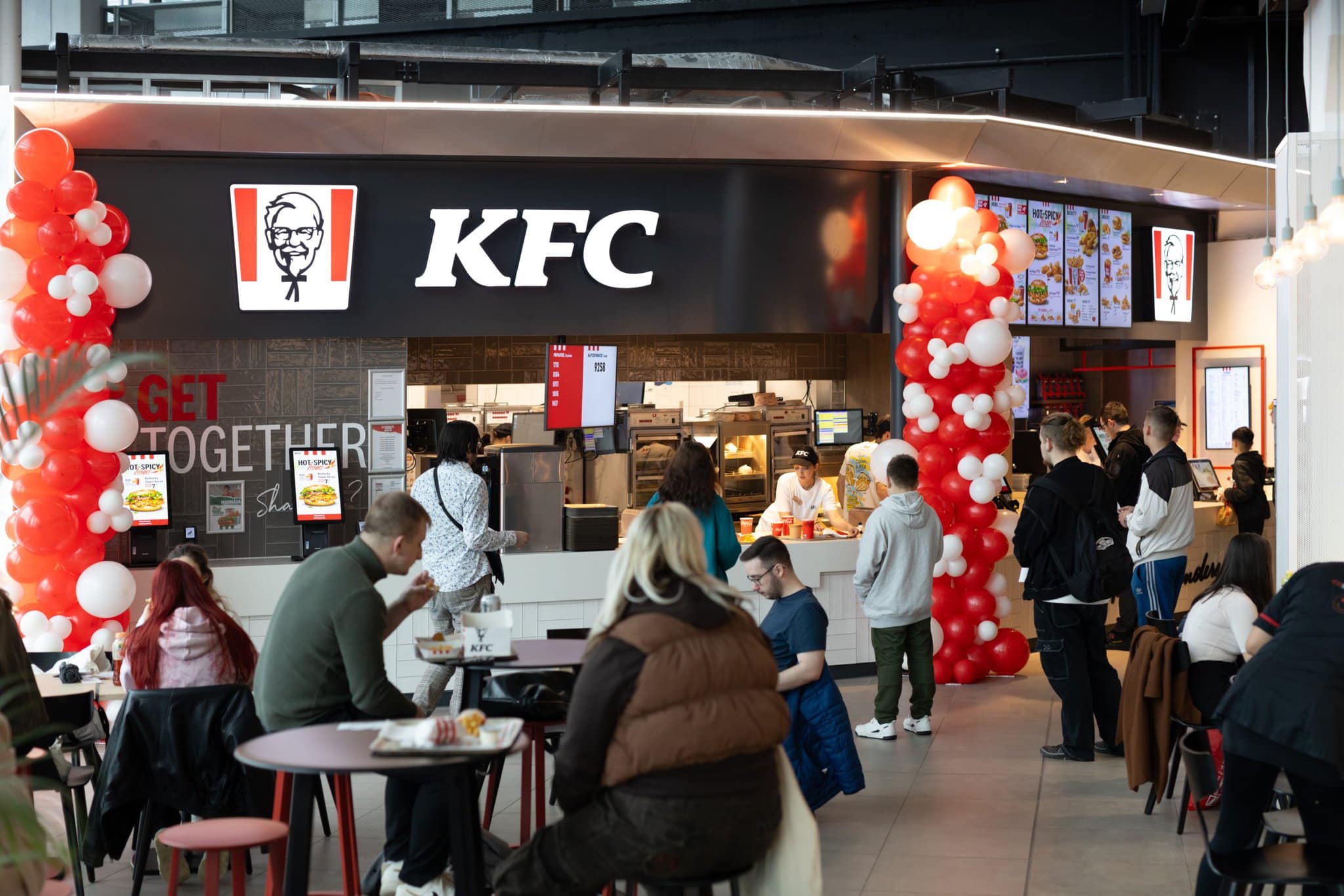 Reštaurácia s logom KFC, na ktoré sme zvyknutí