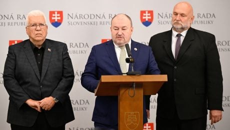 SR NRSR Huliak SNS názov BAX R. Huliak chce do názvu klubu SNS doplniť Národnú koalíciu Na snímke uprostred poslanec Národnej rady (NR) SR a líder mimoparlamentnej strany Národná koalícia/Nezávislí kandidáti Rudolf Huliak (SNS), členovia Národnej koalície a poslanci parlamentu Ivan Ševčík (vpravo) a Pavel Ľupták (obaja SNS).