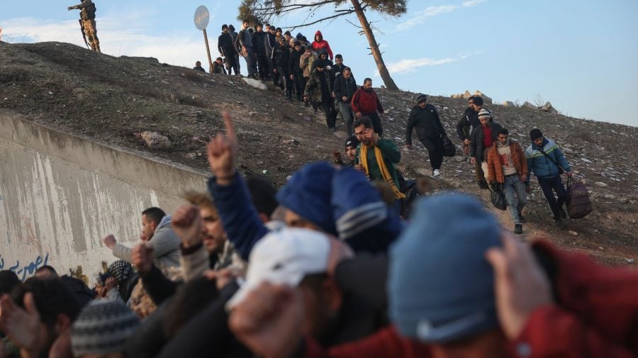 Sýrski vládni vojaci v civilnom oblečení kráčajú po tom, ako sa dostali do zajatia sýrskymi opozičnými bojovníkmi na ceste medzi Homsom a Damaskom.