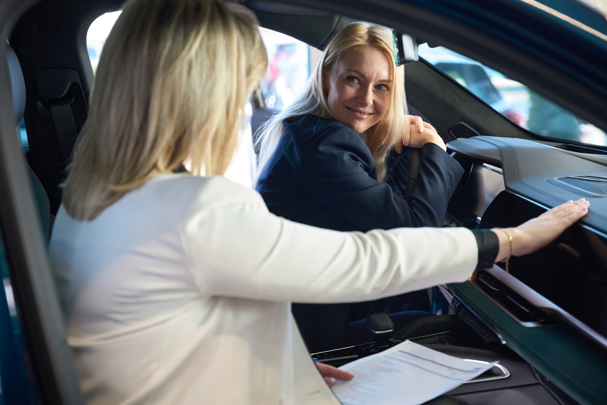 Kúpa celkom nového auta je spravidla bezpečnejšia voľba, avšak ceny nových áut iba sotva lákajú mladých ľudí do showroomov predajcov