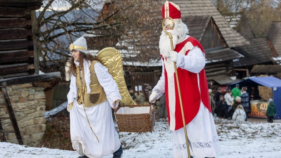 Vianoce, Na snímke anjel s Mikulášom počas podujatia Vianoce na dedine v Múzeu slovenskej dediny v Martine