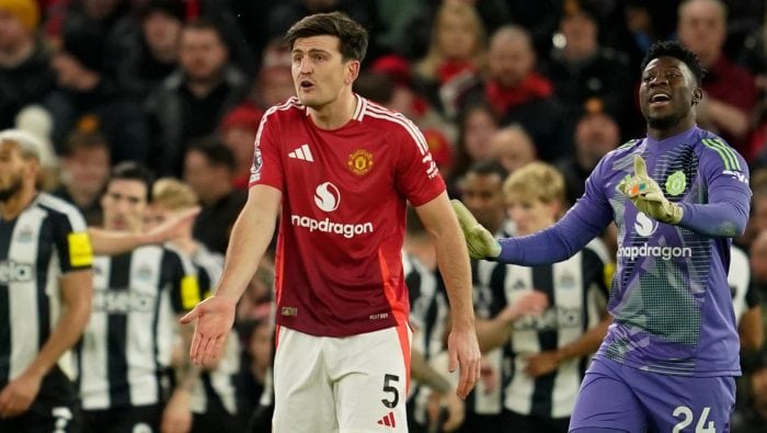 Futbalista Manchesteru Harry Maguire (uprostred) a brankár Manchesteru Andre Onana (vpravo) reagujú počas zápasu 19. kola anglickej Premier League Manchester United - Newcastle United v Manchesteri v pondelok 30. decembra 2024.