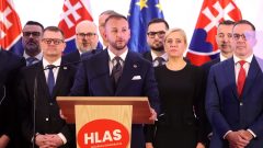 Na snímke uprostred predseda strany Hlas-SD Matúš Šutaj Eštok, sprava podpredsedovia Hlas-SD Erik Tomáš, Tomáš Drucker a Denisa Saková počas mediálneho vyhlásenia po pracovnom kongrese strany HLAS – sociálna demokracia